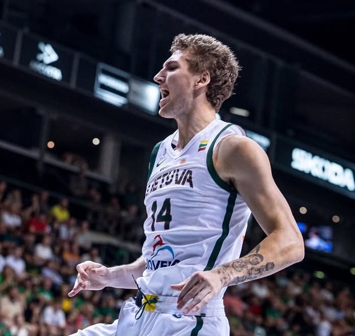 SeeRedUK's tweet photo. Some video of Chicago Bulls @BuzelisMatas doing Matas things in his debut for Lithuania against Ukraine

He finished with 

23 mins
9pts
6rebs
3asts
2/3 FTs
3/10 FGs
1/2 3pt
1 blk

📹 https://t.co/ldok4YGKuR (IG) https://t.co/DgDYlftkMI