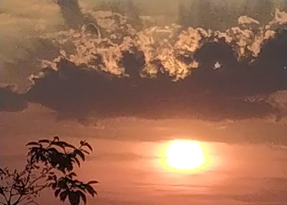 EwaWisniewska78's tweet photo. Let's share what impresses us💛 
 ✨ The sky paints its most beautiful masterpieces when the day quietly whispers, "See you tomorrow."

✨ Good evening

📸 By me https://t.co/pHUbXnsPpG