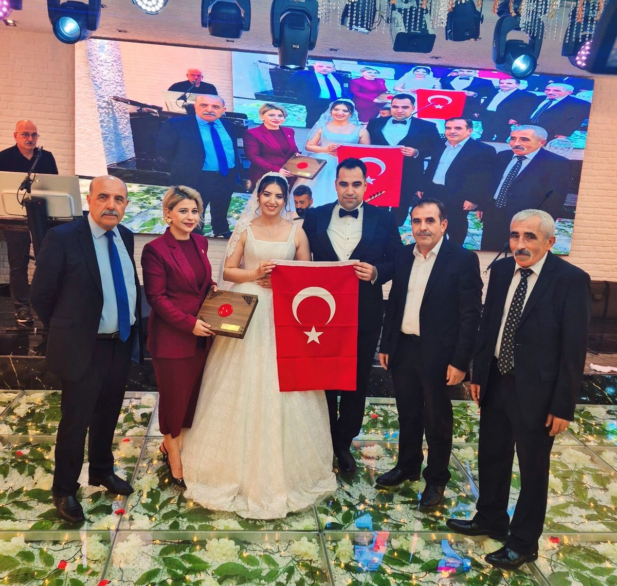 mhpsincan06's tweet photo. İlçe Yönetim Kurulu Üyelerimiz Sn. Adem Ceyhan ve Sn. Gözde Arın Karabulut, Aybüke Hanım ve Burak Bey’in düğün merasimine katılarak mutluluklarına ortak oldular.

Yaşar ve Tonbul ailelerini tebrik ediyor, Aybüke Hanım ile Burak Bey’e bir ömür boyu sağlık, huzur ve mutluluk diliyoruz.

Allah mesut etsin. 🇹🇷
