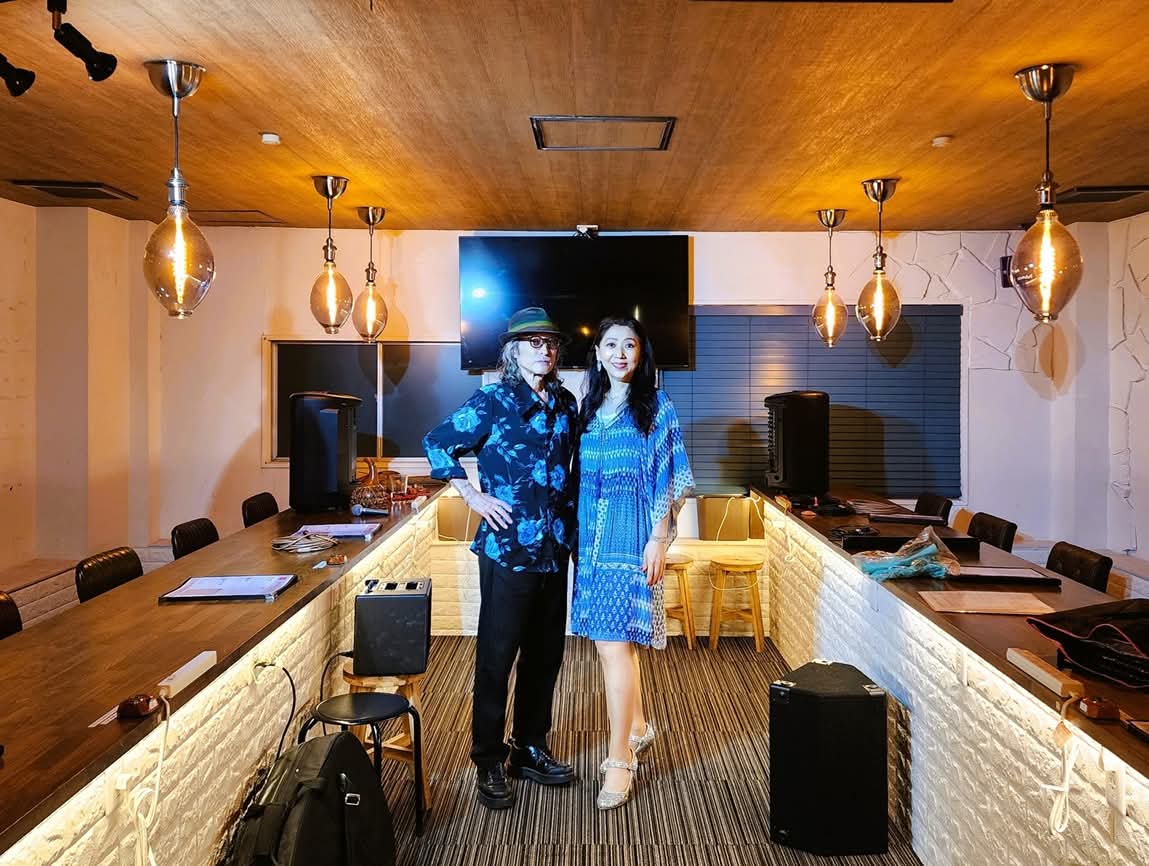 yamakyo10's tweet photo. ご来場の皆様有難うございました！
ギターの高木潤一さんとDUOでお届けしたライブ。ROSSONEROにご来場のお客様から「またこのDUOでやって欲しい！」と反響を頂き嬉しい限りです。私も楽しかったです♪
次回このDUOライブも企画しますのでその時はご来場をお待ちしております。 https://t.co/qUBbJeLg9W