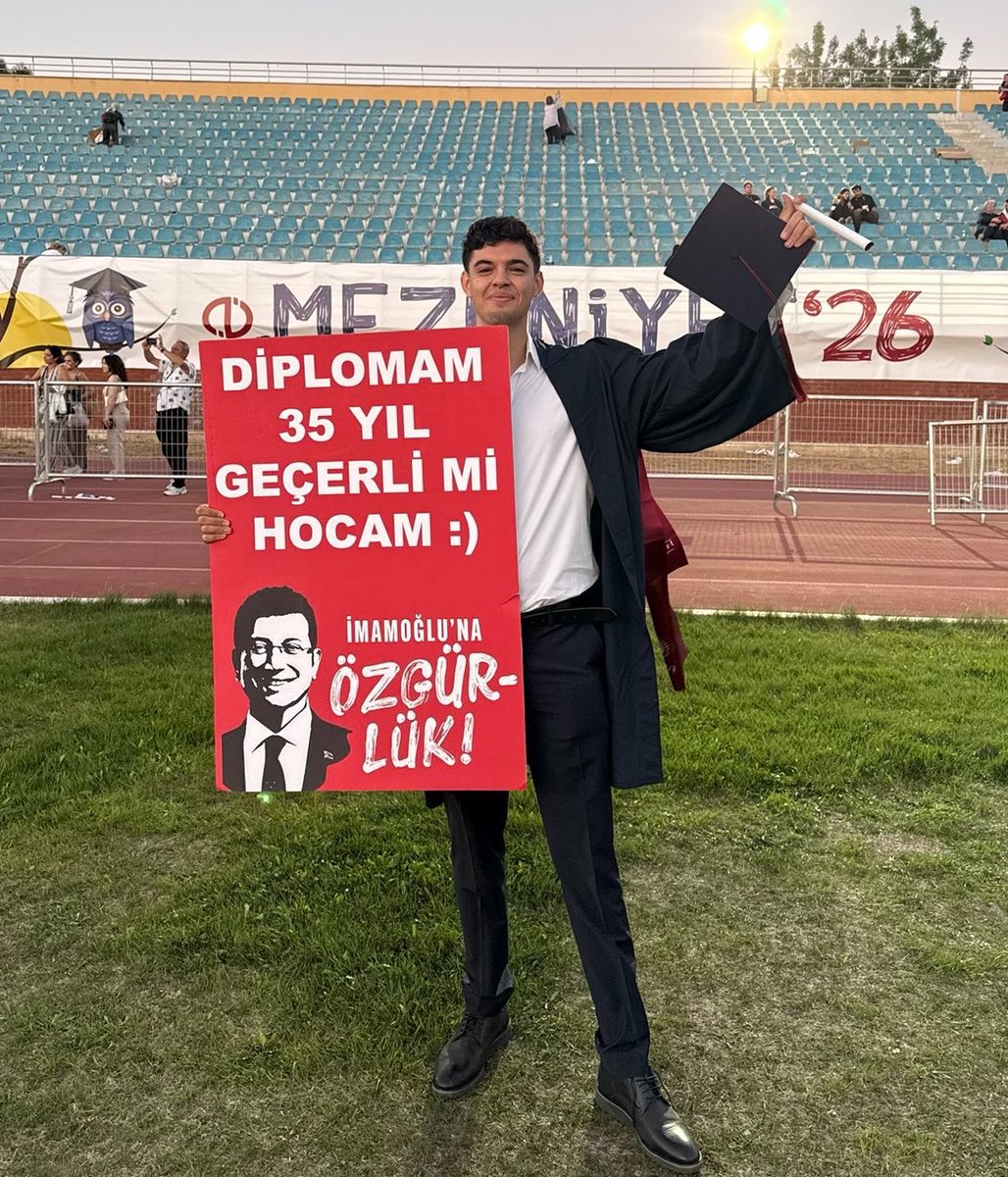 pluetonemedia's tweet photo. CHP’li Berkay Gezgin mezun oldu ve mezuniyet törenine bu pankartla katıldı:

“Diplomam 35 yıl geçerli mi hocam :)” https://t.co/p2APz0kUpF