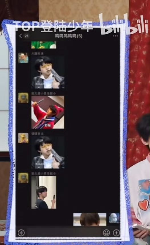 beeeya__'s tweet photo. 登陆小子唐没边了 在群聊里发的表情包除了偷粉丝做的饭制就是自己偷拍的独家丑图 太爱自己了吧 https://t.co/KQ0weNm3Ug