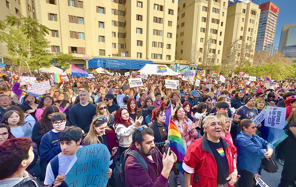 Movilh's tweet photo. Más 100 mil personas participaron en la Marcha del Orgullo 2026 en Santiago. ¡Cada vez somos más! Detalles y fotos aquí: https://t.co/69peVTmQ7L https://t.co/qxW4nOLWYd