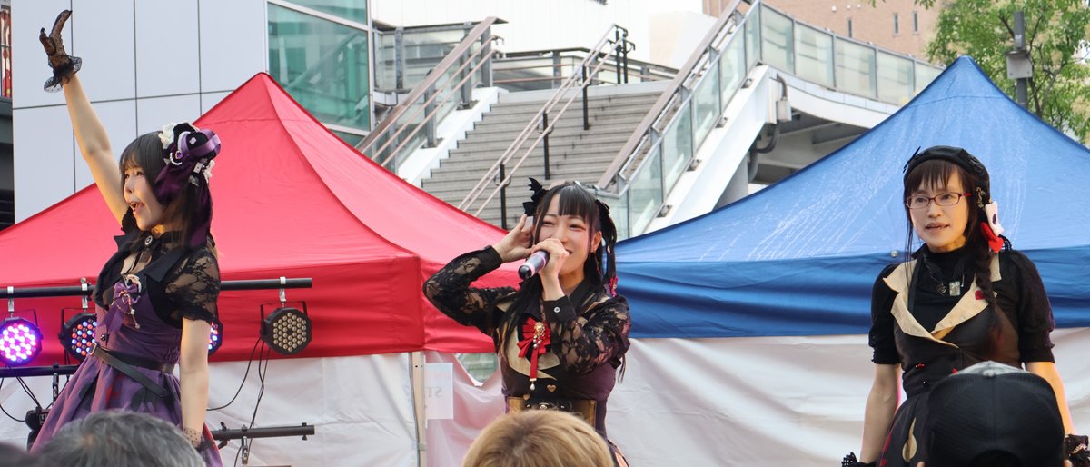 marron_o's tweet photo. 土曜日の儀式
風雨の中 台風なんて関係ねー的な儀式
野外の優先エリア予約を取って前方へ行くと
他の人の圧で身動きが取れなくなることが分かった
この後二人はそれぞれ次の現場へ行き
某所で合流して飲んでたらしいが
ちっこいうさぎさんは2現場目でも飲んでたらしい
#LIVESHOUT!!! vol.3 https://t.co/0qMRVjRy2a