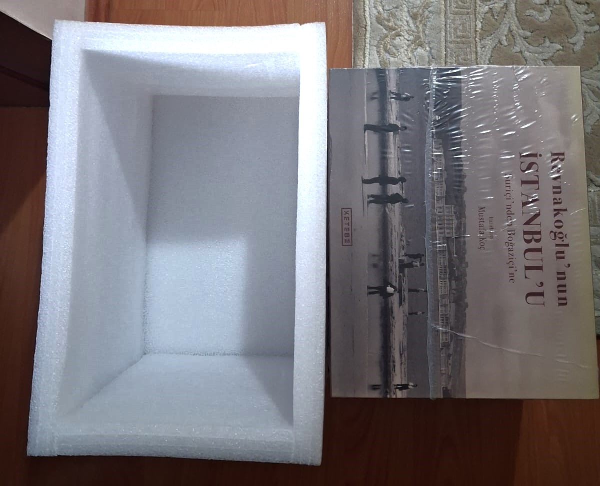 bilgin_ve's tweet photo. "Revnakoğlu'nun İstanbul'u"nda en büyük korkum kolinin darbe alması, kitap ciltlerinin zarar görmesiydi. Fakat @ketebe beyaz eşya gibi külliyatı koruma altına almış, kolinin içine her tarafı kapatan sünger muhafaza koymuş. Nitekim koli bir taraftan darbe almış ama kitaplarda en küçük bir hasar olmamış.