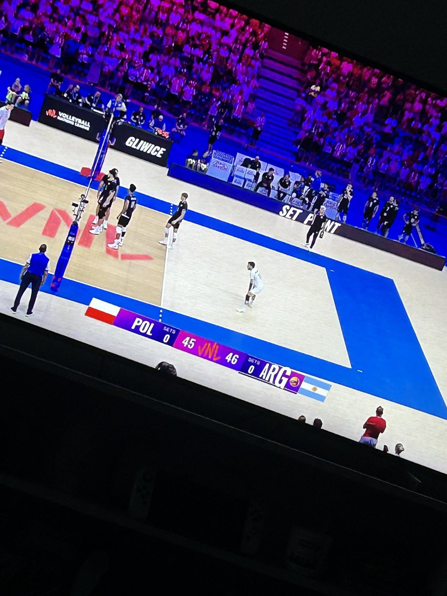 tsumidesho's tweet photo. Oni chyba jednak w ręczną grają a nie w siatkówkę. #POLARG #vnl https://t.co/HeUkAan8qE
