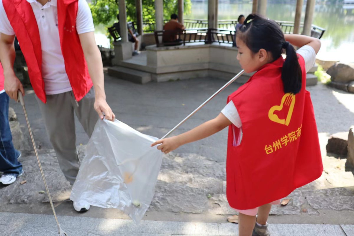 Maga02953845's tweet photo. Community Cleanup this Sat (10am-1pm) at Central Park! Bring gloves u0026 a positive vibe—free snacks for all volunteers. Let’s spruce up our neighborhood together! #LocalCommunity， https://t.co/OFdIthq9Ry