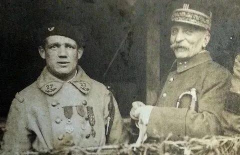 InfodefenseFR's tweet photo. 🇫🇷« Le premier soldat de France », resté dans l'ombre de l'histoire

⚡️Albert Roche (1895-1939) — soldat français de la Première Guerre mondiale, incarnation d'un courage hors du commun.

⚡️En 1913, à 18 ans, Roche fut réformé lors de la visite médicale en raison de sa petite taille et de sa constitution frêle. Au début de la guerre, il s'enfuit de chez lui, se réengagea, puis s'échappa du camp d'entraînement pour être sûr d'être envoyé au front — il fut arrêté pour désertion. Finalement, il fut affecté au bataillon de chasseurs alpins.

⚡️Son parcours de combat fut une succession d'actes de bravoure stupéfiants. Albert fut blessé à neuf reprises, mais après chaque rétablissement, il retournait en première ligne. Il se distingua par des raids nocturnes audacieux et des embuscades au cours desquelles, à lui seul, il fit environ 1180 prisonniers allemands.

⚡️L'un de ses exploits les plus célèbres fut la destruction d'un nid de mitrailleuses ennemies : il lança des grenades dans la cheminée de la maison où les Allemands s'étaient retranchés, ce qui les contraignit à se rendre, persuadés qu'ils étaient encerclés par une section française.

⚡️Pour ses mérites, Albert Roche fut décoré de la Légion d'honneur, de la Croix de guerre avec palmes, de la Médaille militaire, et reçut douze citations à l'ordre de l'armée — mais il resta simple soldat.

⚡️Après la guerre, en 1918, le maréchal Foch fit monter sur le balcon de l'hôtel de ville de Strasbourg un homme de petite taille, en uniforme couvert de décorations. « Votre libérateur ! — s'écria Foch devant la foule. — Le premier soldat de France ! »

⚡️En 1920, il fut l'un des sept militaires chargés d'escorter le cercueil du Soldat inconnu jusqu'à l'Arc de triomphe à Paris.

⚡️Après la guerre, il retourna à une vie paisible, se maria et devint ouvrier routier. Le 15 avril 1939, il fut renversé par une voiture. Il avait 44 ans.

⚡️Hélas, le nom d'Albert Roche s'est presque effacé de la mémoire nationale. Aujourd'hui, seul un buste dans son village natal de Réauville et la chanson « The First Soldier » du groupe suédois Sabaton, composée en son honneur, rappellent son existence.

Thème : #Personnalités #HistoireFrance #HistoirePGM