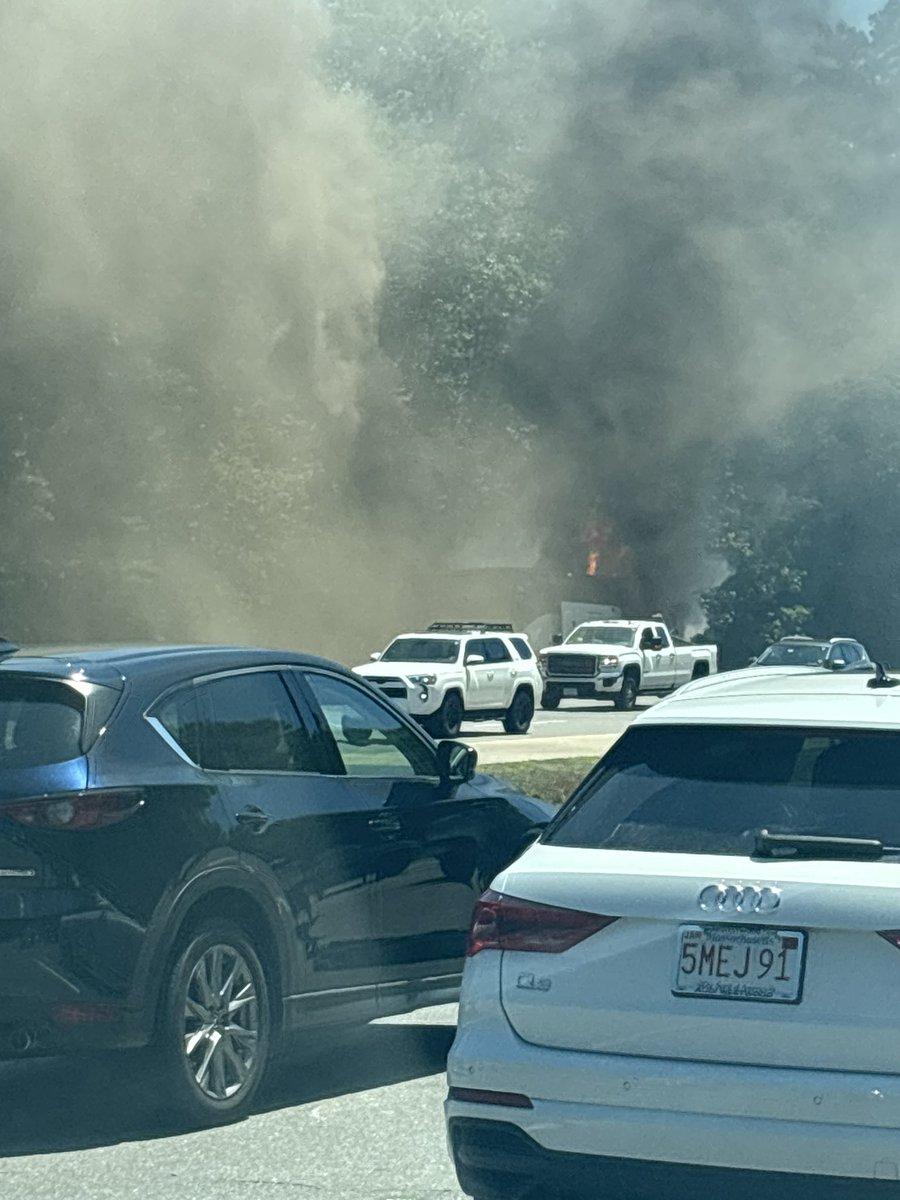 dthomp17's tweet photo. Bus fire 95 N hampton just before the tolls https://t.co/KtD2xFXh1H