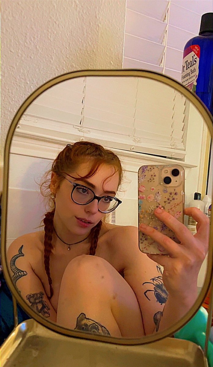 thiccameron17's tweet photo. Can you really imagine me In your home this way lol 😂 
What would you really do with me if I was at your place at this moment https://t.co/nGl4m2dJKK