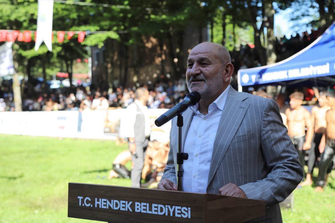 irfanpuskullu54's tweet photo. Bu yıl 22’ncisini düzenlediğimiz Selman Dede’yi Anma, Yağlı Güreşleri ve Sünnet Şenliklerimizi, binlerce hemşehrimizin yoğun katılımıyla birlik, beraberlik ve kardeşlik içerisinde gerçekleştirdik.

Ata sporumuz yağlı güreşin heyecanını hep birlikte yaşarken, sünnet şenliğimizle de evlatlarımızın bu anlamlı gününün sevincine ortak olmanın mutluluğunu yaşadık. Sünnet olacak yavrularımıza ve kıymetli ailelerine sağlıklı, huzurlu ve hayırlı bir ömür diliyorum.

Er meydanında mücadele eden tüm pehlivanlarımızı gönülden tebrik ediyor, üst üste ikinci kez başpehlivan olan Serdar Yıldırım’ı yürekten kutluyorum.

Geleneksel Selman Dede Yağlı Güreşlerimizin yaşatılmasına verdiği kıymetli destek dolayısıyla, üçüncü kez Güreş Ağası seçilen Faruk Koç’a da teşekkür ediyor, görevinde başarılar diliyorum.

Organizasyonumuza katılarak bizleri yalnız bırakmayan kıymetli protokolümüze, hemşehrilerimize, emeği geçen tüm ekip arkadaşlarımıza, sponsorlarımıza ve katkı sunan herkese gönülden teşekkür ediyorum.
