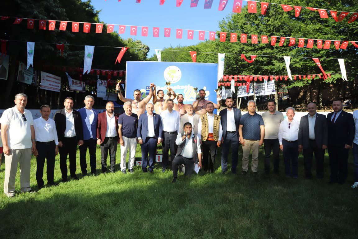 irfanpuskullu54's tweet photo. Bu yıl 22’ncisini düzenlediğimiz Selman Dede’yi Anma, Yağlı Güreşleri ve Sünnet Şenliklerimizi, binlerce hemşehrimizin yoğun katılımıyla birlik, beraberlik ve kardeşlik içerisinde gerçekleştirdik.

Ata sporumuz yağlı güreşin heyecanını hep birlikte yaşarken, sünnet şenliğimizle de evlatlarımızın bu anlamlı gününün sevincine ortak olmanın mutluluğunu yaşadık. Sünnet olacak yavrularımıza ve kıymetli ailelerine sağlıklı, huzurlu ve hayırlı bir ömür diliyorum.

Er meydanında mücadele eden tüm pehlivanlarımızı gönülden tebrik ediyor, üst üste ikinci kez başpehlivan olan Serdar Yıldırım’ı yürekten kutluyorum.

Geleneksel Selman Dede Yağlı Güreşlerimizin yaşatılmasına verdiği kıymetli destek dolayısıyla, üçüncü kez Güreş Ağası seçilen Faruk Koç’a da teşekkür ediyor, görevinde başarılar diliyorum.

Organizasyonumuza katılarak bizleri yalnız bırakmayan kıymetli protokolümüze, hemşehrilerimize, emeği geçen tüm ekip arkadaşlarımıza, sponsorlarımıza ve katkı sunan herkese gönülden teşekkür ediyorum.