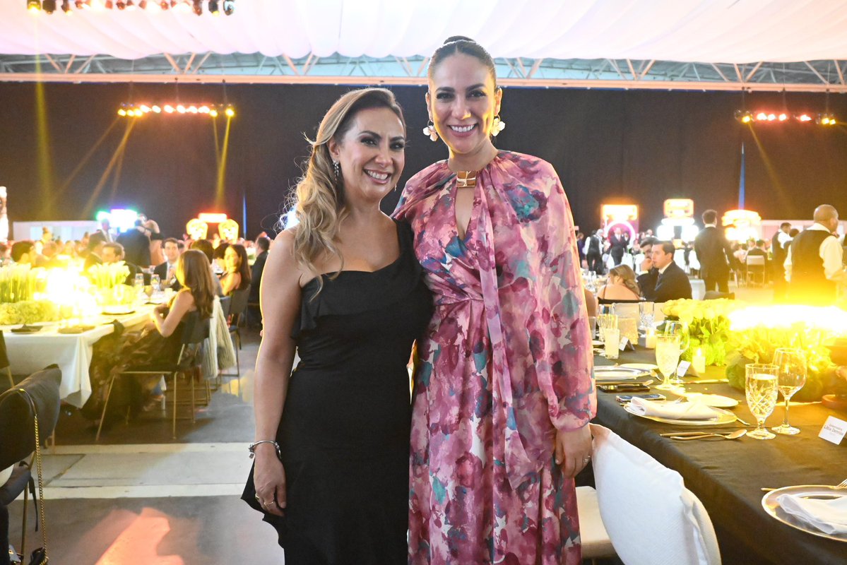 turismogobgente's tweet photo. 🎉 Celebramos junto a la Gobernadora de la Gente, Libia Dennise García Muñoz Ledo, el 35 aniversario de Grupo Cuadra, una empresa orgullosamente guanajuatense que además ha contribuido al fortalecimiento del sector vitivinícola del estado con Viñedo San Miguel, referente del vino mexicano que impulsa a Guanajuato como un destino seguro para seguir invirtiendo en experiencias enoturísticas que fortalecen la identidad, generan desarrollo y consolidan a Guanajuato como un gran destino turístico.
#SECTURI #GobiernoDeLaGente #AbreNuevosCaminos #GuanajuatoAbreNuevosCaminos #TurismoConVisión