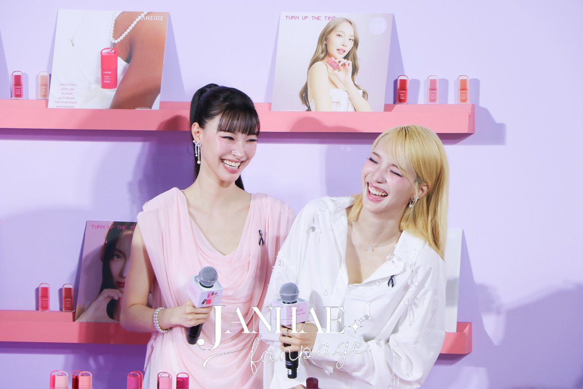 janhaefanpage's tweet photo. ขอบคุณทาง Laneige Thailand ที่เลือกแจนจิงจิงเป็นพรีเซนเตอร์ #LaneigeTurnUpTheTint และจัดกิจกรรมน่ารักๆ ให้แฟนคลับได้มาร่วมสนุกกันในวันนี้นะคะ ❤️🩷

JJJ FAM LANEIGE TINT UP 
#LaneigexJanJingjing
#JEWEL #JANJINGJING #JANHAE #JANIVERSE 

ขอบคุณแฟนคลับทุกคนที่มาหาแจนจิงจิงและน้องเจเวลด้วยนะคะ ถึงฝนจะตกและเปียกกันบ้าง แต่ทุกคนก็ยังอยู่ด้วยกันจนจบงานเลย ☔️🥺🫳🏻