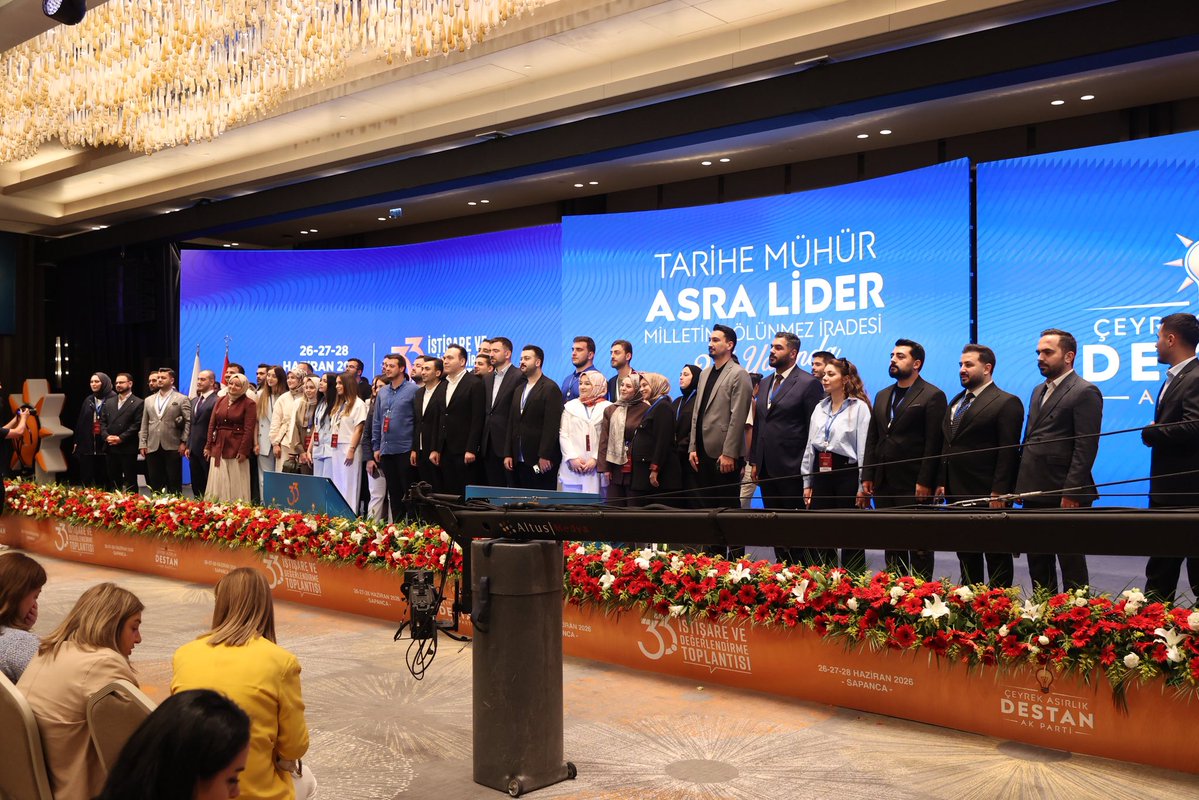 mustafaecelik's tweet photo. 📍 33. İstişare ve Değerlendirme Kampı

Genel Başkanımız ve Cumhurbaşkanımız Sayın Recep Tayyip Erdoğan’ın hitaplarıyla gerçekleştirilen kapanış programına katılım sağladık.

Büyük ve güçlü Türkiye vizyonuyla, liderimizin izinde durmadan ve yorulmadan çalışmaya devam edeceğiz. https://t.co/1zF8PUDusM