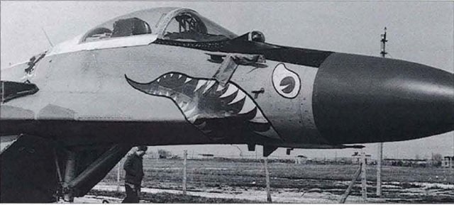 Txechu_'s tweet photo. @RealAirPower1 Some Soviet MiG-29 from the "aggressor" unit based at Maryy used a white-rimmed canopy, probably for better visual ID. https://t.co/9flxeMknTM