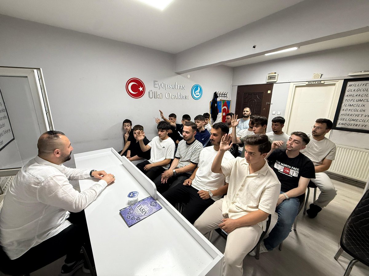 EyupsultanUlku's tweet photo. Eyüpsultan Ülkü Ocakları olarak “Sosyal Medya Kullanımı ve Algı Yönetimi” konulu seminer gerçekleştirdik.Bilinçli, Ahlaklı, İmanlı gençlik için çalışmalarımıza devam edeceğiz.

Tüm gençliğimizi programlarımıza katılmaya, Ocağımıza davet ediyoruz 🇹🇷

@Aalparslandogan 
@MuratYukselMY 
@SametKaragl25