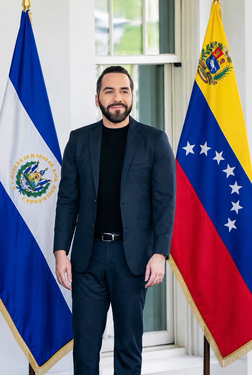 Antirrojo's tweet photo. @nayibbukele 🇸🇻 Lo que está haciendo el equipo de El Salvador en la costa central y en Caracas tras el terremoto es, sin exagerar, digno de quitarse el sombrero. Es en las crisis más duras cuando se ve el verdadero temple de la gente. En nombre de Venezuela ¡Gracias! Señor Pdte. @nayibbukele https://t.co/l2yk8LjwzF