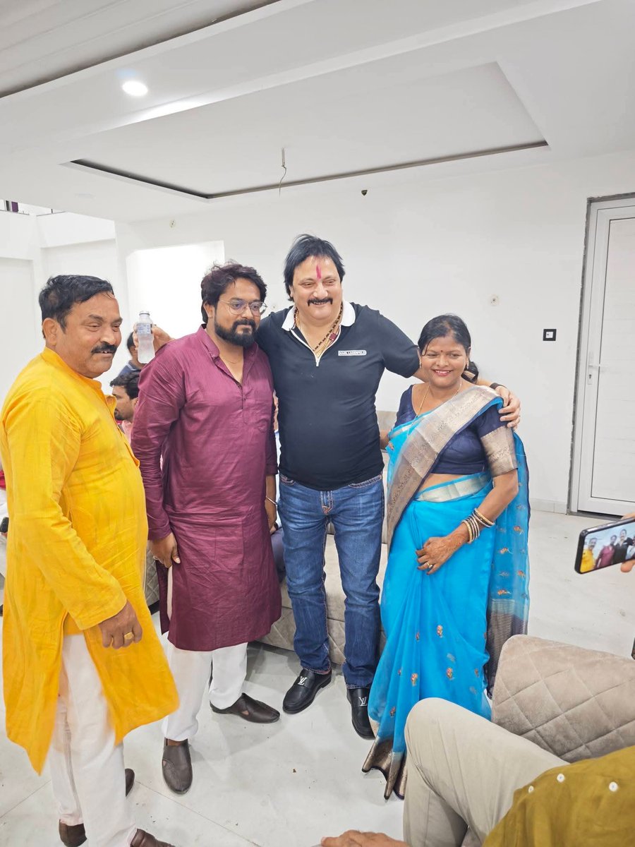 RajanikantBJP's tweet photo. वाराणसी के चाँदमारी में श्री भूपेंद्र प्रताप सिंह "बबलू" जी के सुपुत्र के भतवान (अन्नप्राशन) संस्कार कार्यक्रम में सम्मिलित होने का स्नेहिल अवसर प्राप्त हुआ।
#Varanasi #Chandmari #BhupendraPratapSingh #BhathwanCeremony #Blessings #FamilyFunction #GoodWishes #SocialConnect https://t.co/cPVzis1cgE