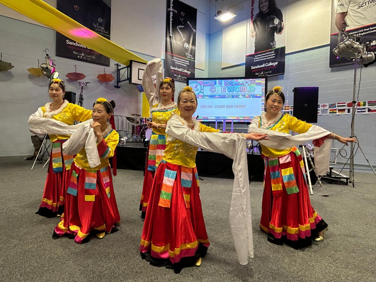 chinesebham's tweet photo. Tx to @sandwellcollege for inviting our cultural dance grp Wan Sheung to take part in One World Festival🙏🏻 They enjoyed performing for the students, and watching other acts esp the cat walk. Having a proper studio picture taken by the photography student was a bonus! https://t.co/cmzqrUd0FL