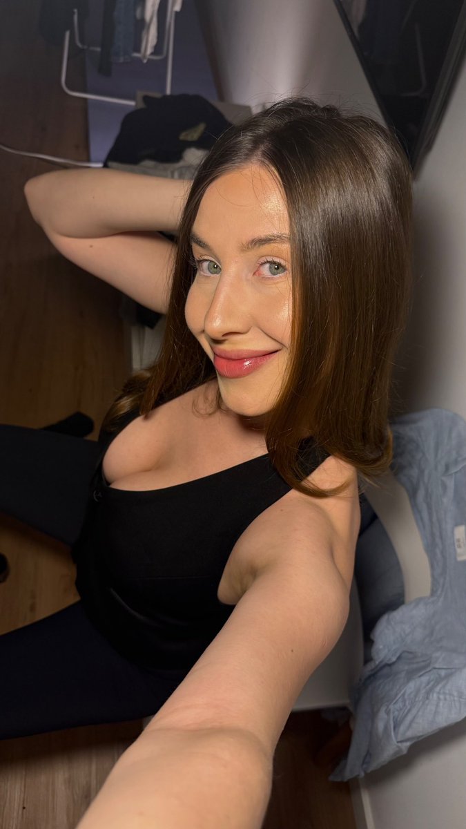 Emily4929's tweet photo. It’s been a while… figured I should remind everyone I still exist. 😏👋 https://t.co/b8iQZZ06TT