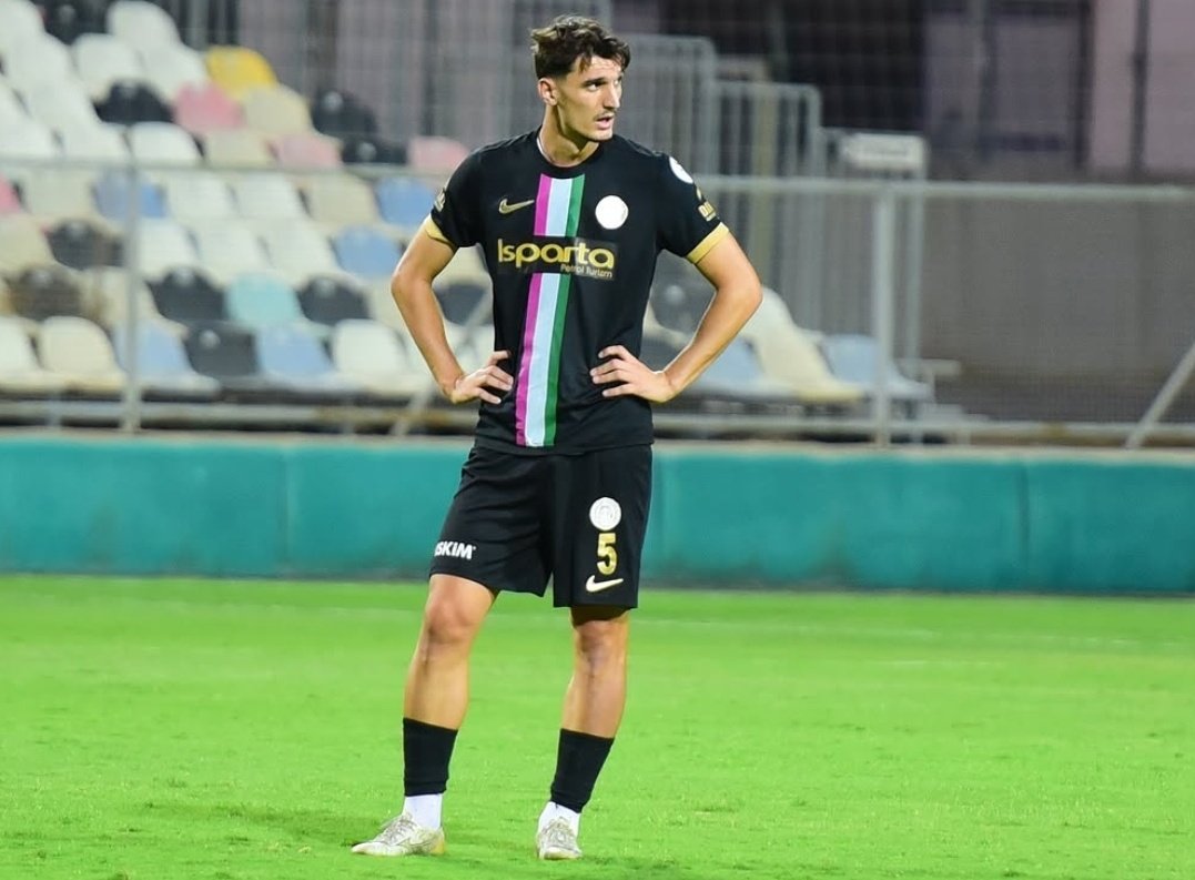 AytacErsoy's tweet photo. ✅ Eskişehirspor, 23 yaşındaki stoper Ertuğrul Kurtuluş ile anlaştı.

1.97 boyundaki savunma oyuncusu, Bursaspor altyapısından yetişti ve A takıma kadar yükseldi.
Daha sonra Isparta 32, Maraş İstiklal ve Pendikspor formaları giydi.
Geçen sezon 2. Lig'de Isparta 32 formasıyla 31 maçın 31'ine de ilk 11'de başladı ve 2 gol 1 asistlik performans sergiledi.
Sağ ayaklı stoper Ertuğrul, U17 Milli Takım formasını 2 kez giydi.