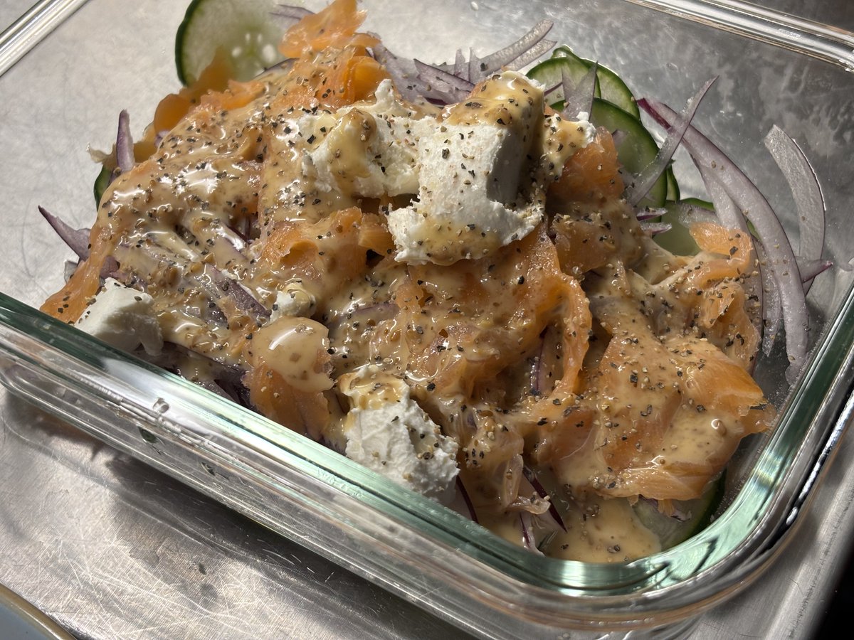 ave_trader's tweet photo. อร่อยมากๆๆๆๆๆๆๆ สลัดแตงกวาสูตร 3 

แซลมอนรมควัน หัวหอม เคเปอร์ ครีมชีส🤤
ไม่มีเคเปอร์เลยบีบน้ำเลมอนไป และพริกไทยดำ ละ shakeๆ เริ่ดเลยแหละ ฟิน
(ปล.ติดใจน้ำสลัดงาคั่วคิวพีเลยใส่ไปด้วย55) https://t.co/4oWIuFFOM8