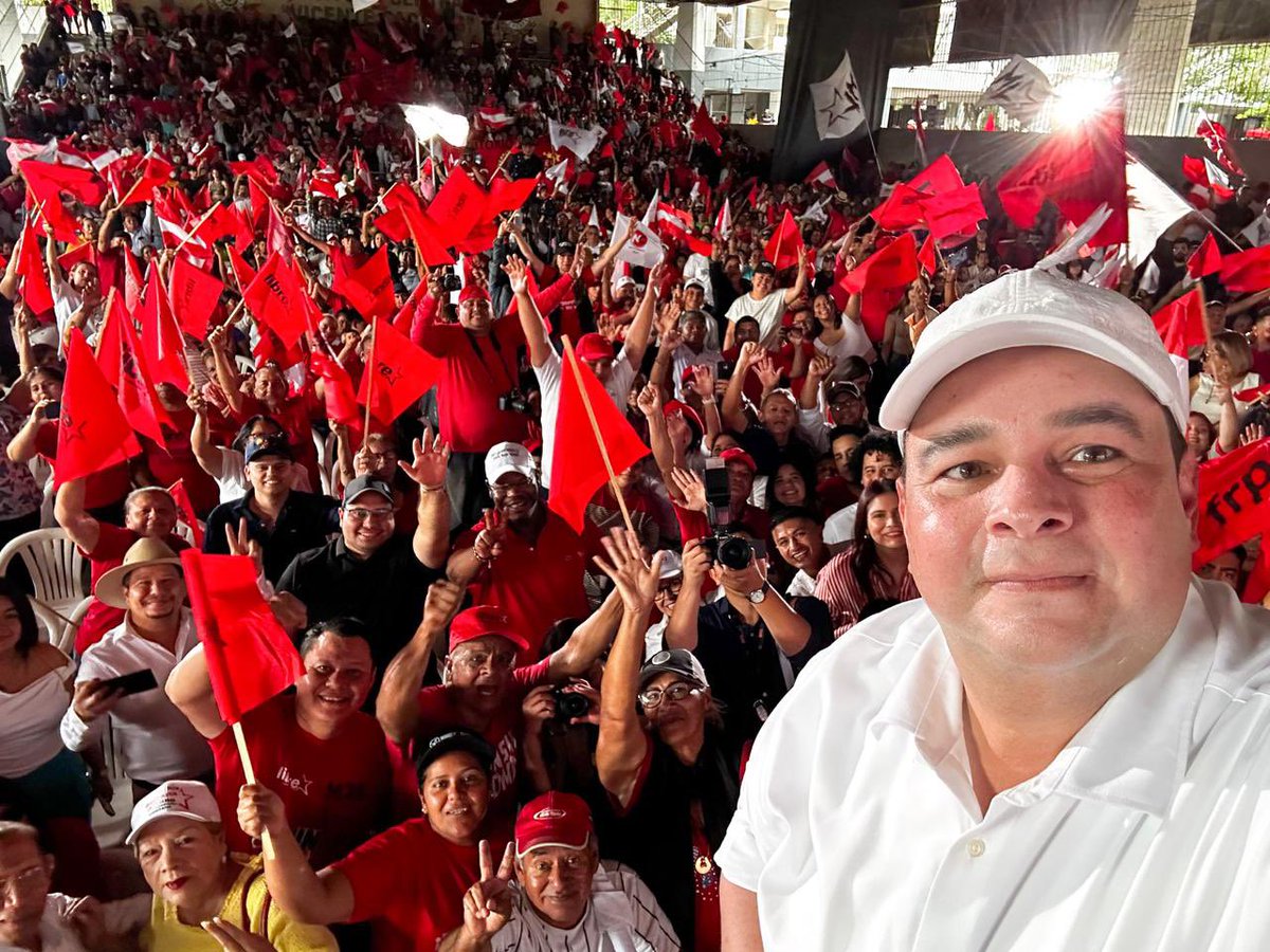 JorgeAldanaB's tweet photo. Han pasado 17 años desde el Golpe de Estado de 2009. Fueron años de resistencia, lucha y esperanza junto al pueblo. Hoy más que nunca, seguimos creyendo en una Honduras más justa, democrática y solidaria. 💪🏼

Esa lucha nos permitió hacer historia con la elección de la primera mujer presidenta de Honduras, Xiomara Castro, quien gobernó con el corazón para todos los hondureños, demostrando que la voluntad del pueblo siempre encuentra el camino para abrir nuevos tiempos. ❤️

Aún queda mucho por recorrer. Seguimos firmes, caminando junto al pueblo y comprometidos con la democracia para seguir construyendo la Honduras que todos y todas merecemos. 🇭🇳