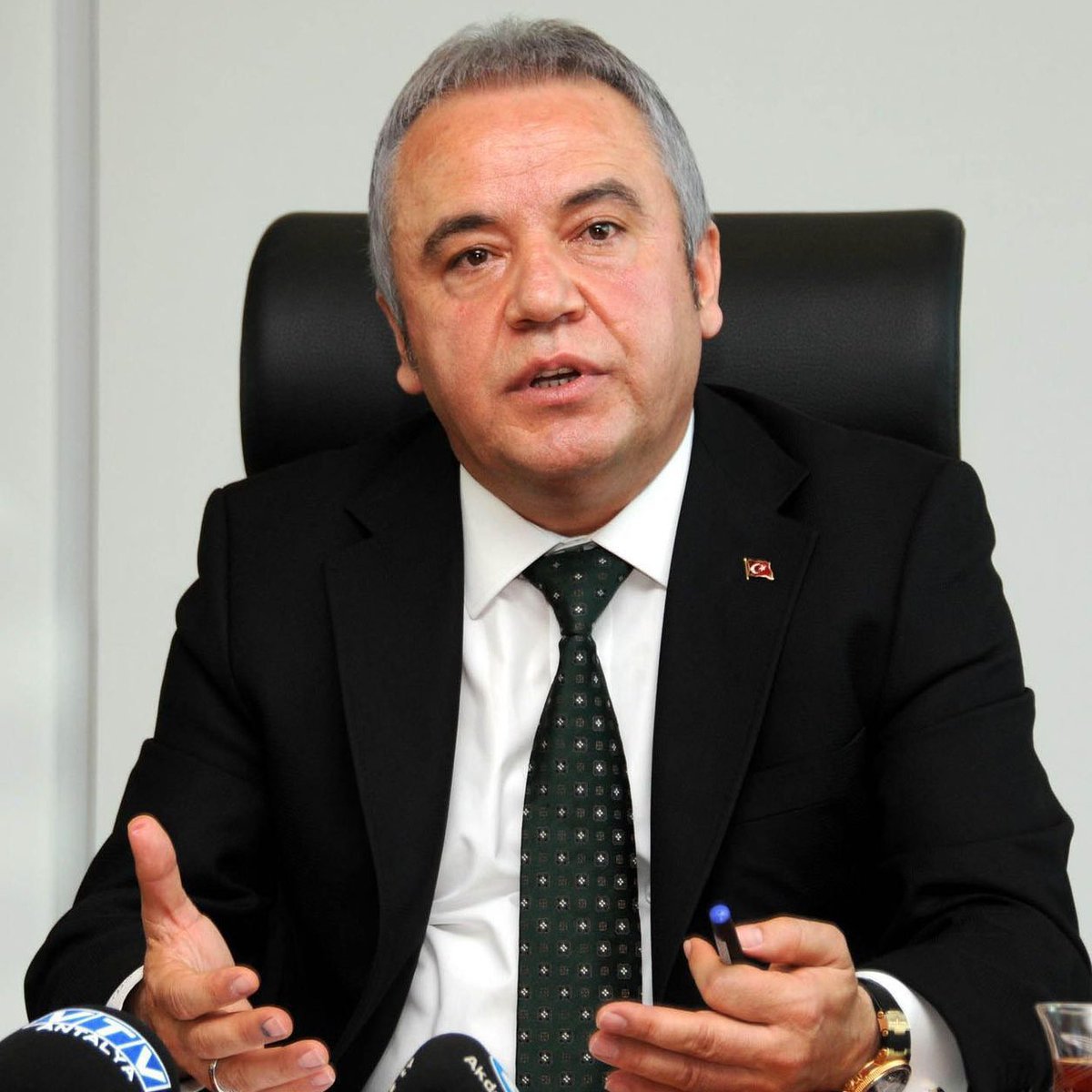 frekanstr_'s tweet photo. Tutuklanan Antalya Büyükşehir Belediye başkanı Muhittin Böcek: 

"Ekrem İmamoğlu adaylık için benden 15 milyon Euro istedi."

"5 milyon Euroyu ‘havala’ adı verilen özel bir sistemle teslim ettim." https://t.co/ZFW404C511