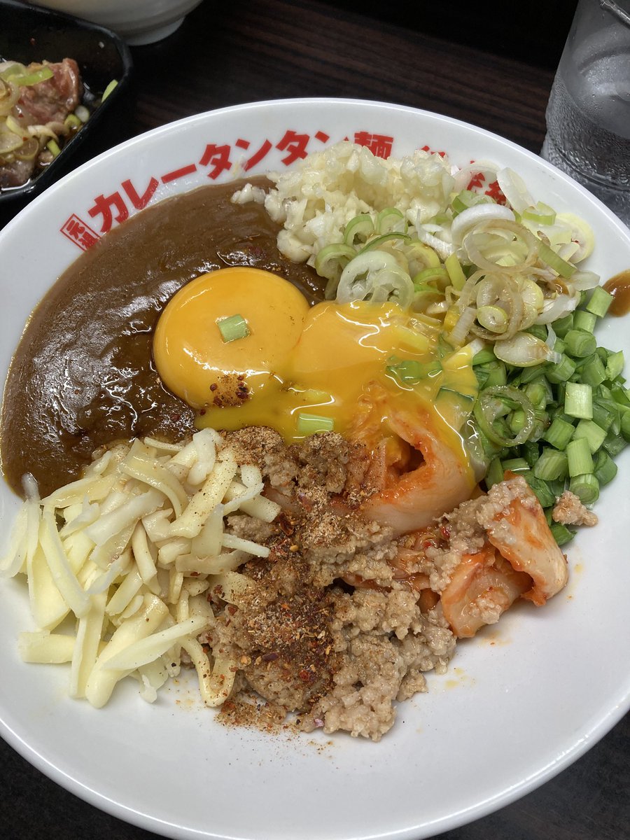 aoica's tweet photo. 仕事終わりに黄金町カレタンでウーロンハイ飲みながらつまみをつまみつつ混ぜそばを嗜む

誕生日クーポンで２品トッピング頼めるから卵2倍にしてみたり https://t.co/HiB51RwHEJ