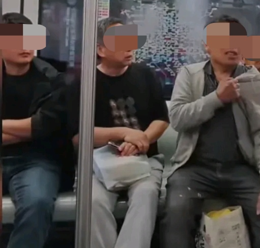 TabiWarrior's tweet photo. Stranger on the subway helped me pick up all my spilled books when everyone else rushed past. Small act, big warmth—restored my faith in kind people today. https://t.co/I3fSfQ8Fgs