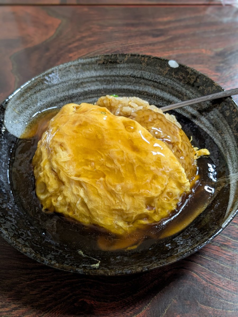 bainbax2's tweet photo. 天津炒飯
+唐揚げ
福吉ラーメン@愛知県稲沢市
---
天津炒飯自体は全面にタマゴが覆われておらず、地肌(炒飯)が半分露出するタイプ😳オジさんには刺さるなぁ👴炒飯は塩っぱめで餡は優しめな味付けでバランス良き🙆
唐揚げにおめでたい飾り物付いてた🎍
ご馳走さまでした🙏 https://t.co/TAy0jE5jTT