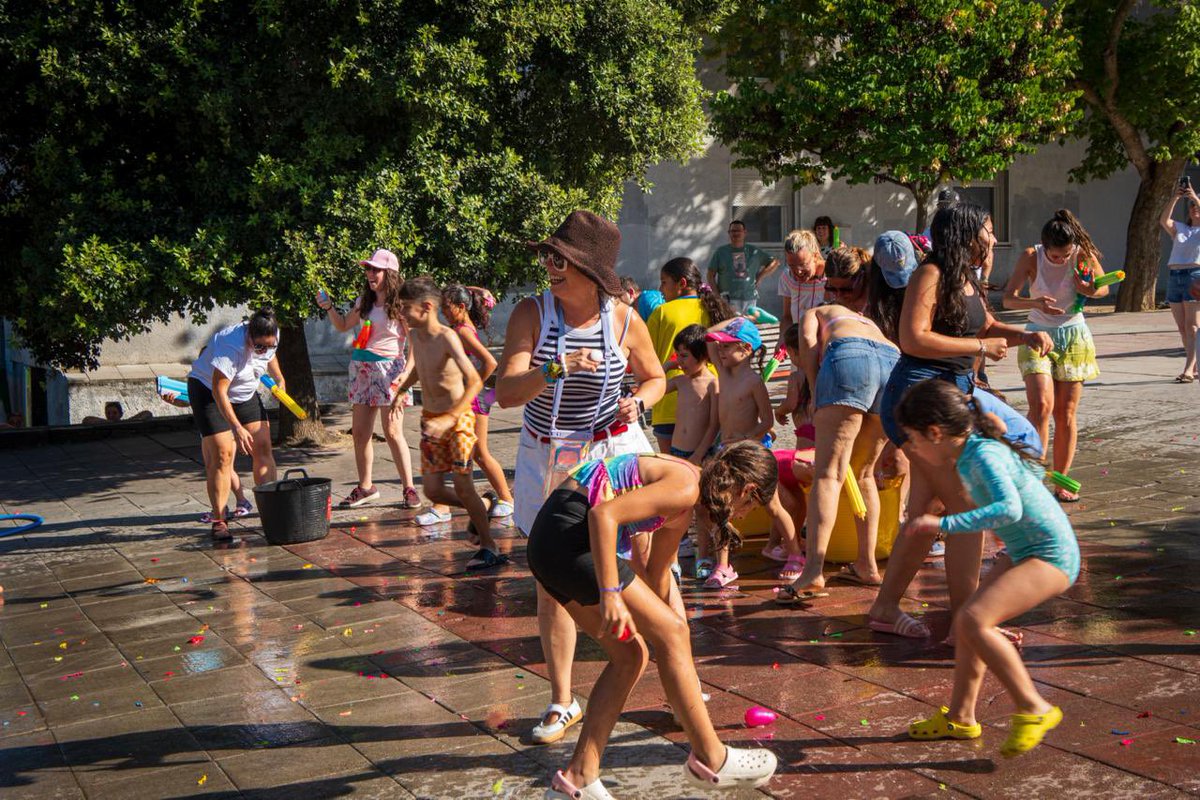 MasCoslada__'s tweet photo. Ayer nos mojamos, nos reímos y disfrutamos de la primera Batalla Naval de la AAVV Ciudad 70 💦

Porque hacer barrio también es esto: encontrarnos, jugar, cuidarnos y compartir la calle con alegría.

Gracias a la AAVV C70 por llenar el barrio de vida. 🌈💚 https://t.co/39QedNykh8