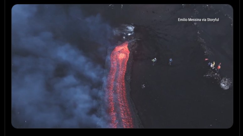 icardo8's tweet photo. 🚨🇮🇹 Mientras tanto en Italia

La lava comienza a fluir desde el Monte Etna.

No, no te lo estás imaginando: los volcanes de todas partes están cobrando vida activamente, hay actualmente una enorme cantidad de actividad sísmica que resulta en potentes terremotos, y cada noche se ven las tormentas de rayos más violentas en todas partes.