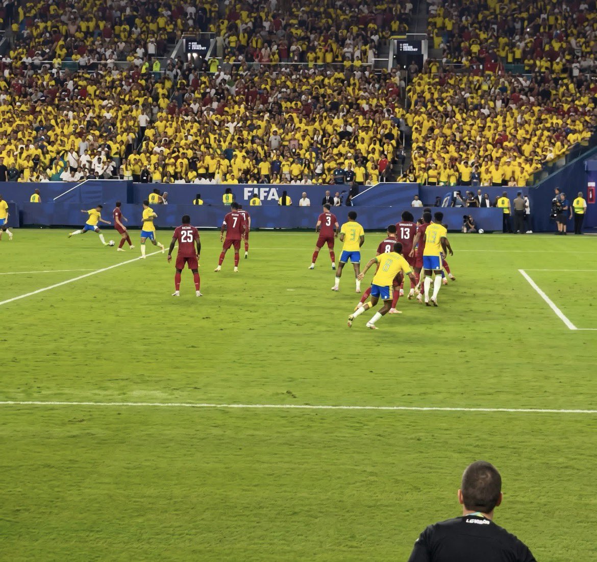 MikeleVera's tweet photo. @SC_ESPN Imagen desde el otro lado de la cancha. Offside disfrazado de robo. No es sorpresa, la FIFA ya tiene organizado el evento para que lleguen a la final los jugadores que más les facturan y dan más dinero. El fútbol está muriendo. https://t.co/02GfMOk7F3