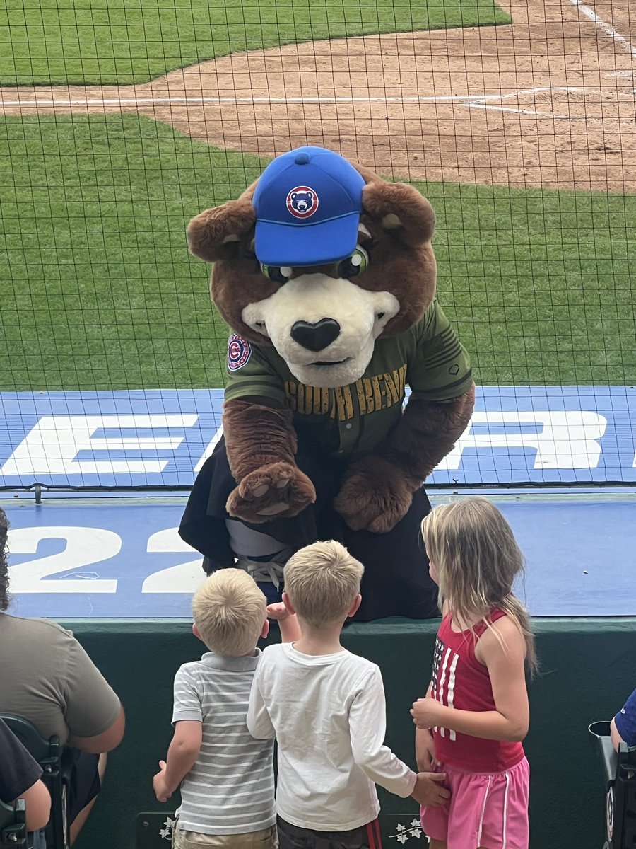 sbcubsivy's tweet photo. High-fives all around! 🐻❤️ https://t.co/wV76CoNcfx