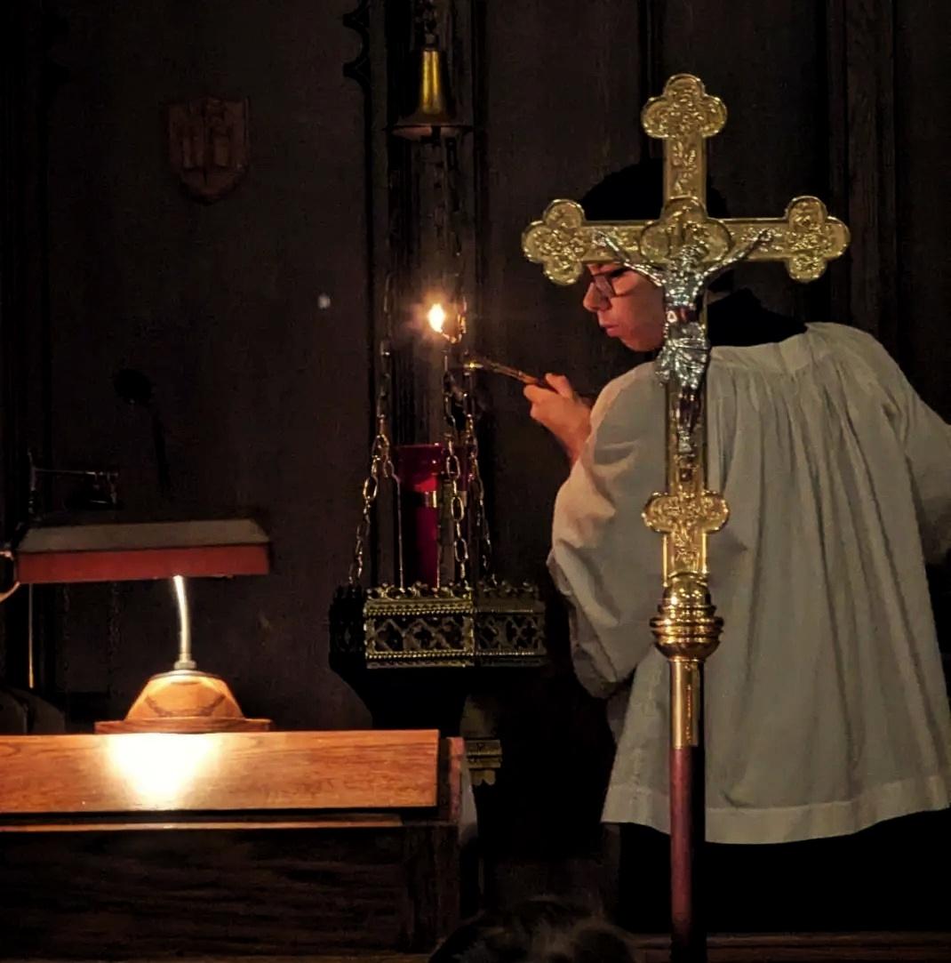 lutheranaes's tweet photo. Crucifix and sanctuary lamp at Immanuel Lutheran Church, Wichita, KS (LCMS) https://t.co/YXRzDtHIYt