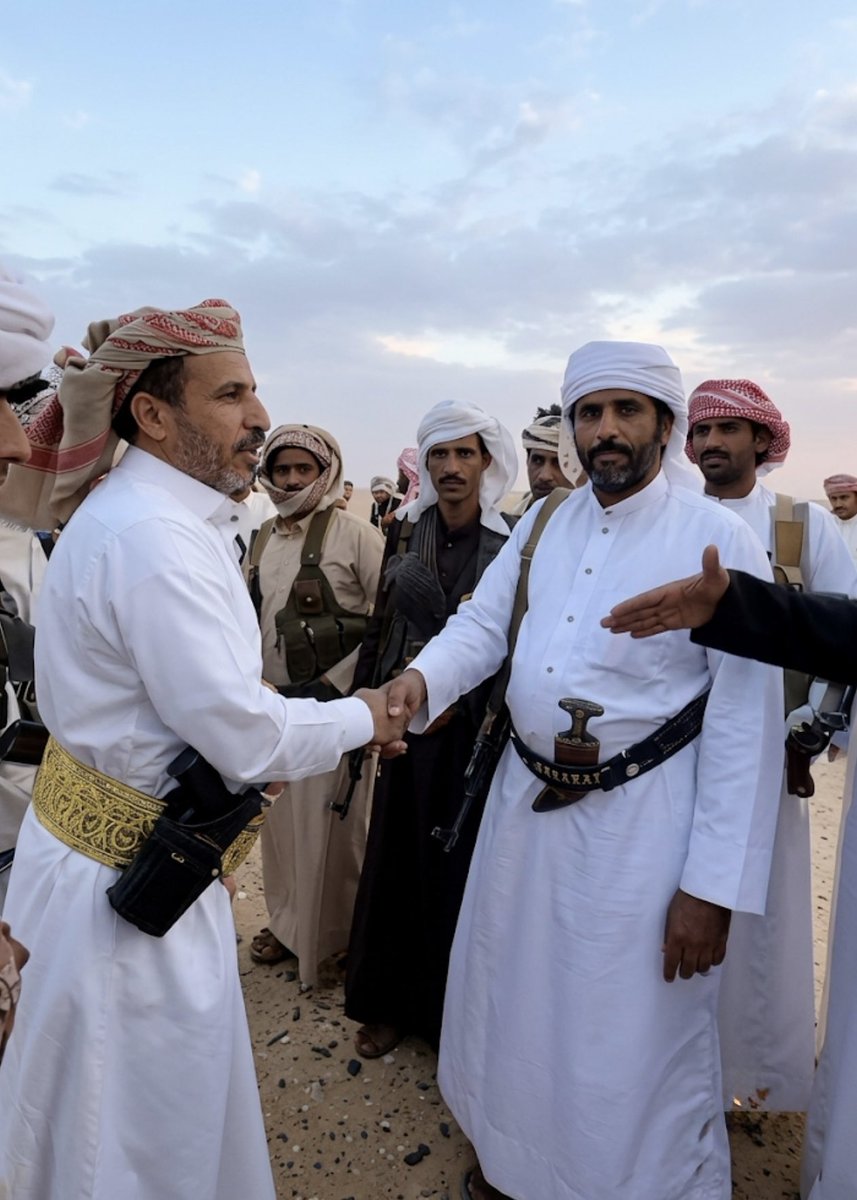 RashidMaarouf's tweet photo. الله أكبر، أقسم بالله، صورة لا يعرف ولا يدرك أهميتها إلا الراسخون في العلم. هذه قبائل المهرة وصلت اليوم إلى مطارح الريان لتلبية دعوة الشيخ حمد بن فدغم. هل تعرفون ما أهمية هذا اللقاء؟

عملت الإمارات بكل عزم وجهد خلال السنوات العشر الماضية على تمزيق وفصل النسيج والتلاحم القبلي والاجتماعي اليمني، بنشر العنصرية والمناطقية. ووصل بها الحال إلى تمويل مهرجانات ثقافية وتراثية في المحافظات الجنوبية، وطلبت من اللجنة المنظمة للمهرجانات عدم استضافة أي مشاركين من المحافظات الشمالية.

وشهادةً لله أقولها لأول مرة، وقد حدثني بها أحد الأصدقاء المطلعين على الأمر، بأن الإمارات طلبت منهم عدم السماح لأبناء المحافظات الشمالية بالمشاركة في مهرجان الفروسية والهجن السنوي الذي يُقام في شبوة، وكانت تشارك فيه كل القبائل اليمنية، ولكن الممول الإماراتي في الآونة الأخيرة رفض السماح لأي قبيلة شمالية بالمشاركة بحجة أنها مناطق غير محررة.

وبعد محاولات وإصرار، سُمح فقط لقبائل الزرانيق المتواجدين في المناطق المحررة بالساحل التهامي الغربي بالمشاركة، فيما تم رفض مشاركين من تعز، رغم أنهم جاءوا من المناطق المحررة في التربة، وتم رفض مشاركين من إب وصنعاء وغيرها.

والغرض، بحسب هذا الطرح، هو قطع التواصل والتلاحم القبلي بين الشمال والجنوب، حتى تهجر كل قبيلة الأخرى، ويسهل للإمارات تقسيم اليمن دون أن يتعارض مشروعها مع أي رفض قبلي أو مقاومة.

فيديو لحظة وصول قبائل المهرة بأول تعليق تجدوه⬇️