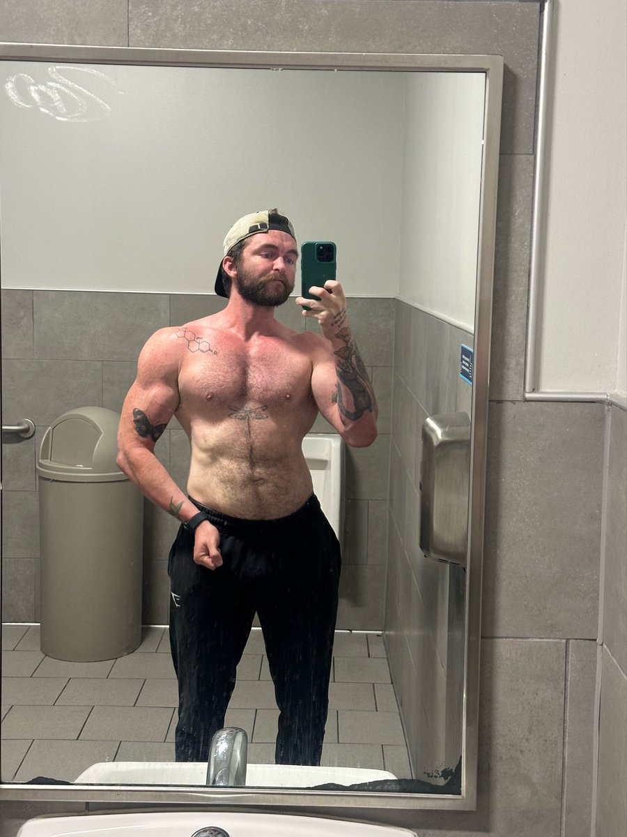 chreestosterone's tweet photo. pec pumps getting intense nowadays https://t.co/s7MCtw4vOs