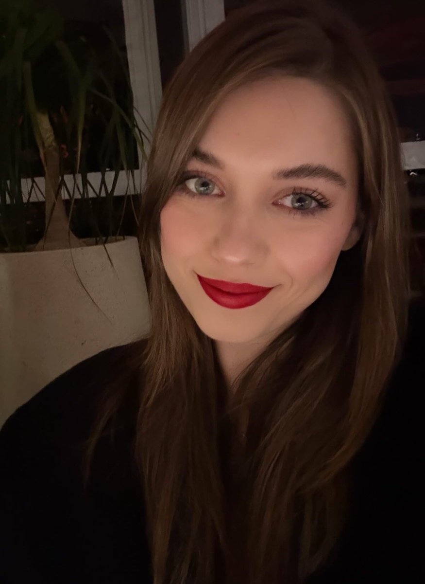 HayalideriNimm's tweet photo. Gönül çalamazsan aşkın sazını 
Ne perdeye dokun ne sazı incit 
Eğer çekemezsen 🌹 ün nazını
NE DİKENE DOKUN NE 🌹 ü İNCİT 
Ne yaprağını dök ne dalı incit.!!! 

Biliyorum seninle yollarımız boşuna keşişmedi Afroş gızı )

#AfraSaraçoğlu https://t.co/ArksN1UMbi