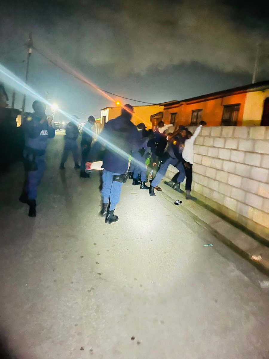 ZANewsFlash's tweet photo. NEWS: A total of 66 alleged illegal immigrants have been arrested in Gqeberha in the Eastern Cape.
One of them was an alleged drug dealer - KZN Tonight Podcast https://t.co/fLo1W1MD1i