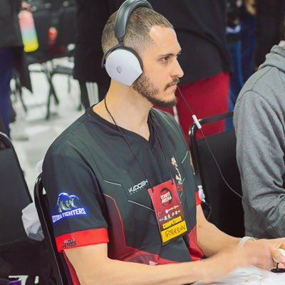 kofdadepressao's tweet photo. O brasileiro PITER fez história na EVO Las Vegas! 🇧🇷🔥

Com o 4º lugar em KOF XV, ele reafirma seu nome entre os competidores mais consistentes da FGC brasileira.

Piter, você é um orgulho da nossa cena. Obrigado por representar o Brasil com tanta dedicação! ❤️👊

@PITERERNANDIS https://t.co/LHcPTZjeSf