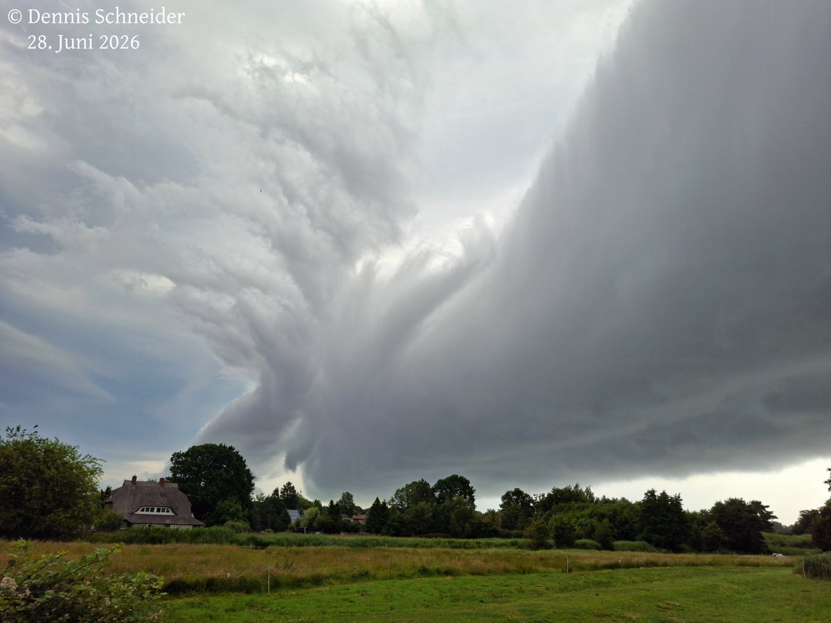 Wetterfreak13's tweet photo. 28. Juni 2026: Mehrere #Gewitter am Morgen/Vormittag über #Prerow auf dem #Darß. Eine erste Zelle zog um 07:30 Uhr über die Ostsee mit einigen #Blitzen hinweg, eine zweite Linie produzierte eine eindrucksvolle #Böenwalze bzw. #rollcloud, welche Böen um 60 km/h brachte. @meteoHRO https://t.co/3ctUpLOBbL
