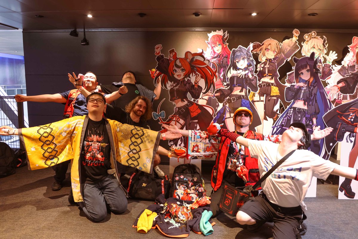 Uwhipa's tweet photo. French Brats gathering! We took some photos in front of our oshi and we even did a small YEET the RAT to celebrate! Thanks guys for cheering LOUD when Bae was on screen !
#hololiveEnglish #AllForOne #holoAllForOne #baerats https://t.co/UEt2iYjoA5