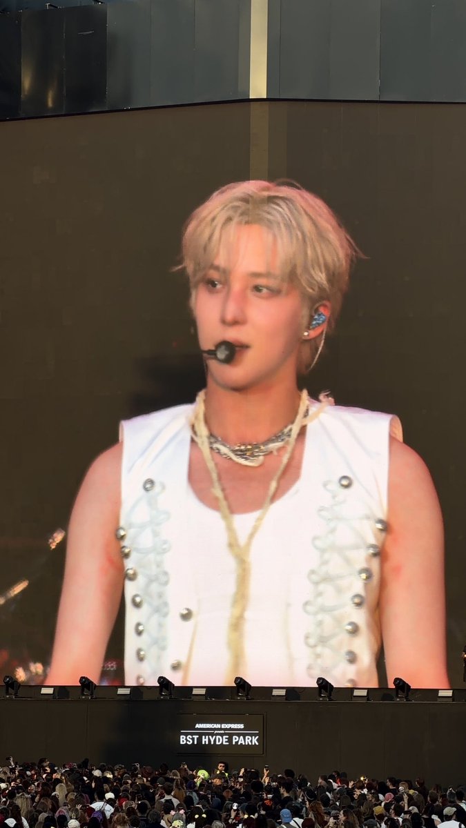 seoho90s's tweet photo. YUNHO IM ON THE FLOOR #ateez #yunho https://t.co/yMI1TrS6sm