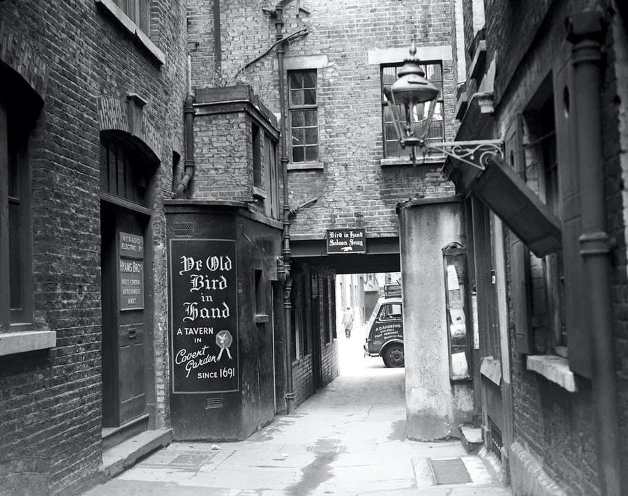 Britains___Pubs tweet picture