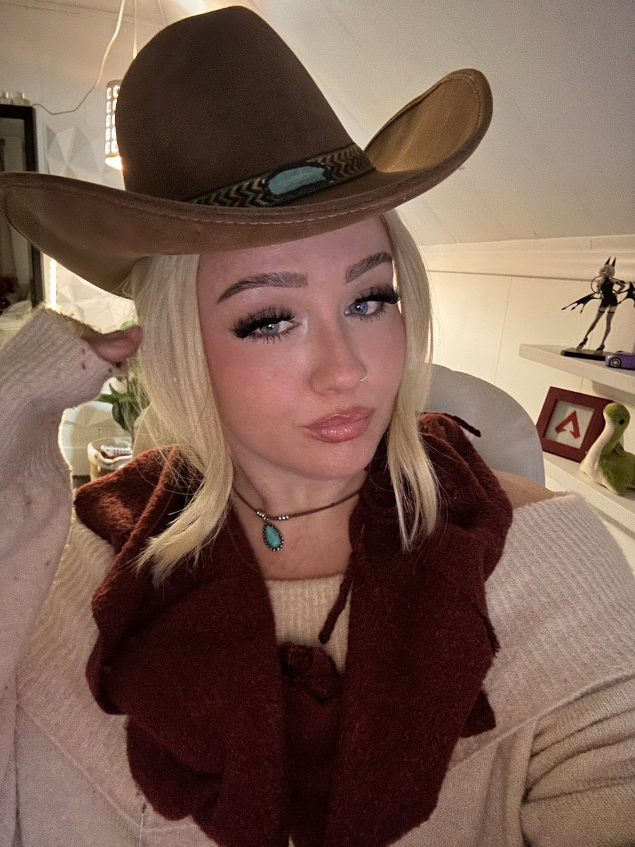 SniperGrlfriend's tweet photo. KATE DENSON COSPLAY FOR STREAM LAST NIGHT WAS SO FUN 🤎 @DeadbyDaylight #dbd https://t.co/s371tfIozg