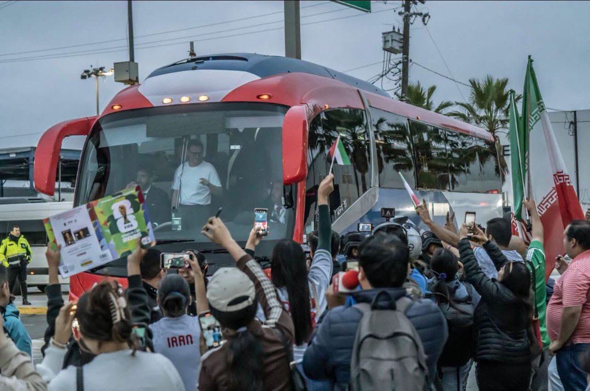 Pueblalike's tweet photo. IRÁN SE DESPIDE Y SE NOS METIÓ UN MUNDIAL EN EL OJO 🥹🇮🇷🇲🇽⚽️

No ganaron la Copa. Pero ganaron algo más grande: el corazón de México.

La Selección de Irán publicó su carta de despedida tras quedar fuera del Mundial en Tijuana. Y esto fue lo que dijeron: ⬇️ https://t.co/LkoZMwTHzS