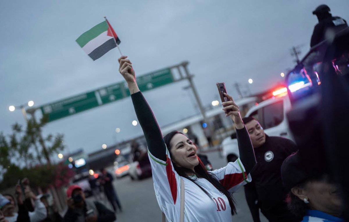 Pueblalike's tweet photo. IRÁN SE DESPIDE Y SE NOS METIÓ UN MUNDIAL EN EL OJO 🥹🇮🇷🇲🇽⚽️

No ganaron la Copa. Pero ganaron algo más grande: el corazón de México.

La Selección de Irán publicó su carta de despedida tras quedar fuera del Mundial en Tijuana. Y esto fue lo que dijeron: ⬇️ https://t.co/LkoZMwTHzS
