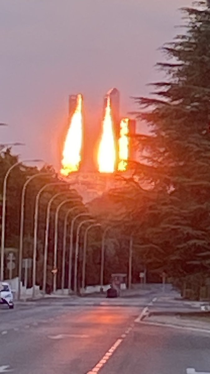 tiempobrasero's tweet photo. El reflejo del sol en las 5 Torres 
#Madrid esta tarde https://t.co/qblTuHna42